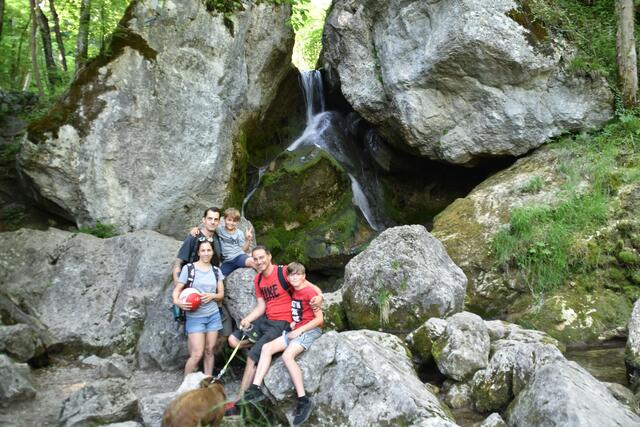 Familie Kriechbaum und Familie Mayer verbringen gemeinsam den Ferienanfang bei den Myrafällen. | Foto: Preineder