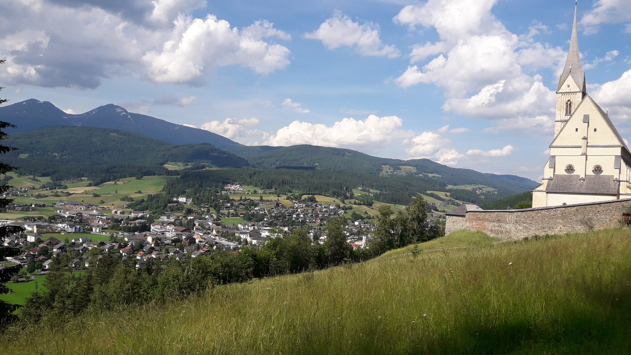 Lungau Tamsweg, die Wallfahrtskirche St. Leonhard, und das ,,Augustin Bründl" Lungau