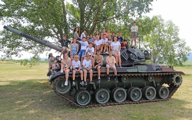 Die Schüler des Piaristengymnasiums auf Exkursion in der Raabkaserne in Mautern. | Foto: Alexander Harant