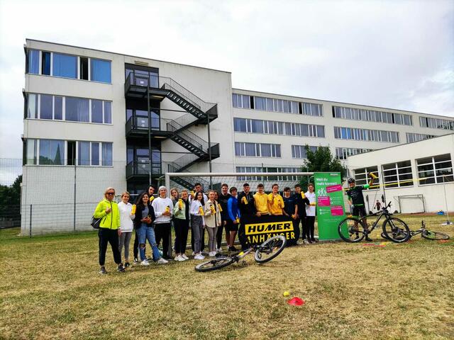 Die Schüler der zwei Klassen der HAK Steyr waren voll motiviert und haben die verschiedensten Übungen von Mountainbike-Profisportler Lukas Kaufmann super gemeistert, um für die Sommerferien gerüstet zu sein.  | Foto: Bettina Reil