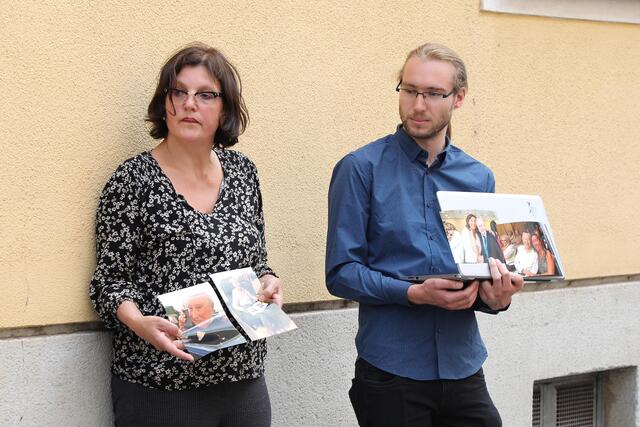 Daniela Grabe, Obfrau des Vereins Gedenkkultur Steiermark, und Projektmitarbeiter Thomas Meier hielten Fotos von Herbert Klinger hoch, der mit 18 Jahren nach Palästina flüchten musste.  | Foto: Foto Freisinger/Russold