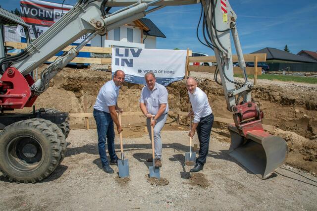 Bürgermeister Martin Treffner beim Spatenstich in Sonnrain. | Foto: thi/krivograd