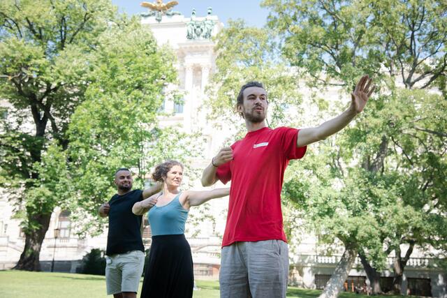Trainer Jakob Trousil bietet die gratis Qigong-Einheiten im ehemaligen Sophienspital an. | Foto: KWP