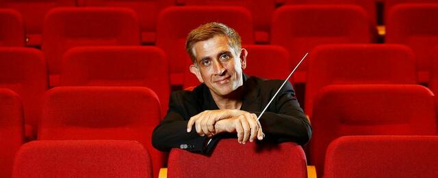 Nicholas Milton hat das Innviertler Symphonie Orchester 2009 erstmals dirigiert. Nun schwingt er erneut den Taktstock.