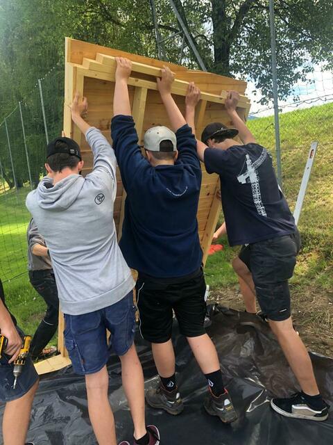 Die Teile wurden dann zum Sportplatz gebracht. | Foto: PTS Mittersill