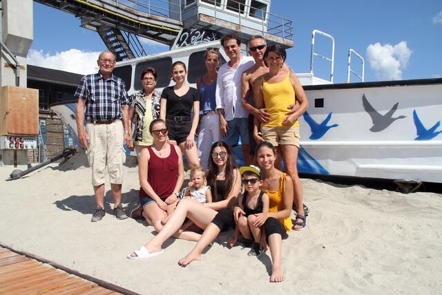 Von Uropa und Uroma bis zum Urenkerl genoss diese Viergenerationen-Familie die familienfreundliche Strandidylle am Werftgelände. | Foto: Friedrich Doppelmair
