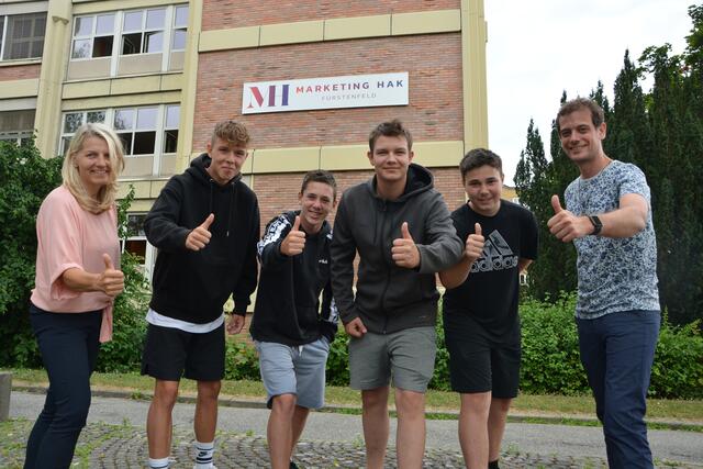 Große Freude über die Auszeichnung: Die Siegergruppe der BHAK Fürstenfeld: Marcel Kern, Sandro Maurer, Markus Legenstein und Adis Besirovic mit Direktorin Eva Gruber und Lehrer Sascha Stocker. Nicht am Foto: Carmen Braun.