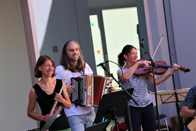 Theresia Wille/Querflöte, Daniel Kukovetz und Edith Zimmermann/Bratsche zeigten, zu welchen Tönen ihre Instrumente fähig sind. | Foto: Edith Ertl