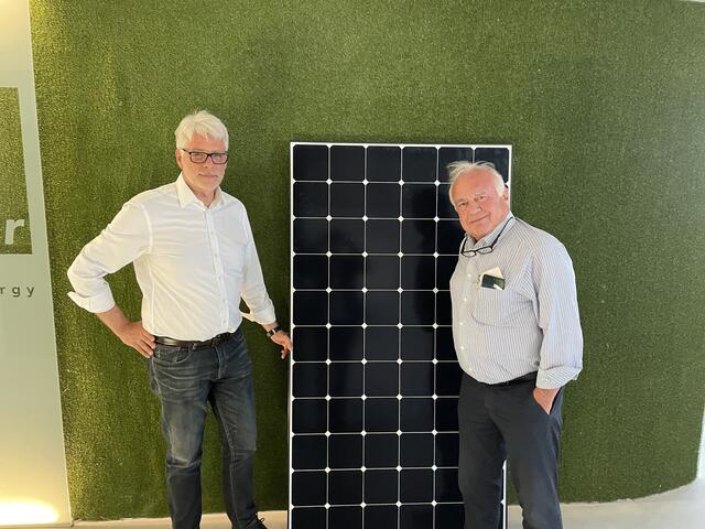 Roland Kuras (l.) und Stefan Duschek haben sich das Ziel gesetzt, Strom aus der Nachbarschaft für die Nachbarschaft zu liefern.