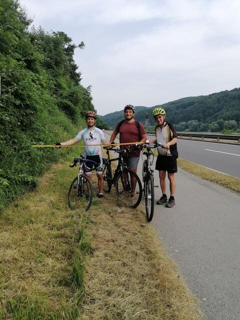 Florian Zwettler, Johannes Puchhammer und Walter Kumpfmiller sind gegen eine Verlegung des Radwegs Puchenau-Ottensheim an die Donau und setzen sich für eine Verbesserung des bestehenden Radweges ein.
  | Foto: SPÖ Puchenau