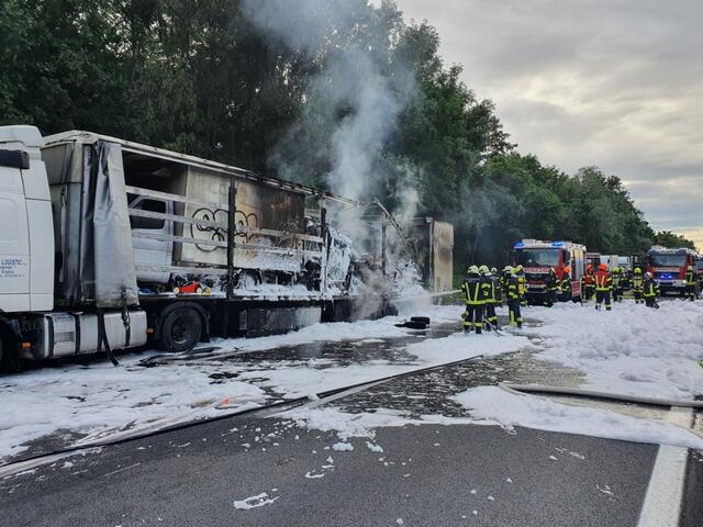 Am 5. Juli wurde die Freiwillige Feuerwehr Ort am späten Nachmittag gemeinsam mit fünf weiteren Feuerwehren sowie der Polizei und der Asfinag zu einem LKW-Brand auch die A8 gerufen.  | Foto: FF Ort