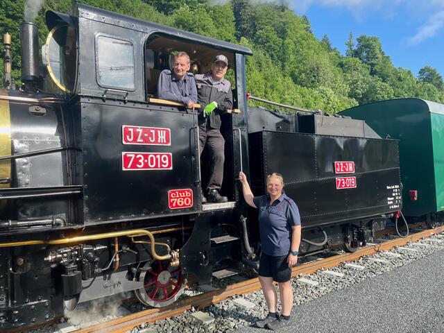 Walter Stramitzer, Karl Fritscher und Alexandra Sitzenfrei von der Pinzgauer Lokalbahn freuen sich, dass "endlich wieder Dampfzug-Zeit" ist. | Foto: Johanna Grießer