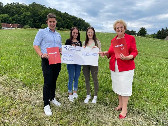 Die Spenden an Sabrina (2. von links) und Laura Plattner übergaben namens der Volkshilfe Burgenland Patrick Gober und Präsidentin Verena Dunst.
 | Foto: Volkshilfe