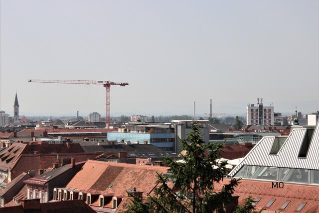 Baukran über den Dächern von Graz
