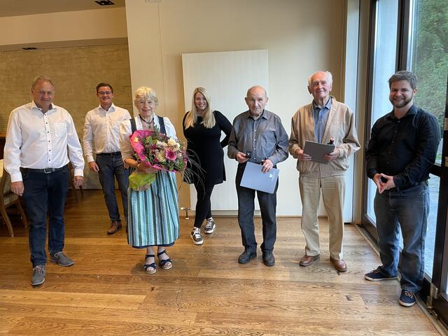 Neuwahlen Wirtschaftsbund Mattighofen &amp; Ehrungen langjähriger Mitglieder: Klemens Steidl, Stadtparteiobmann Helmut Zauner, Waltraud Tiede, Obfrau Julia Ringeltaube, Erich Greifeneder,
Georg Glechner und Stadtrat Daniel Lang (v. l.) | Foto: privat