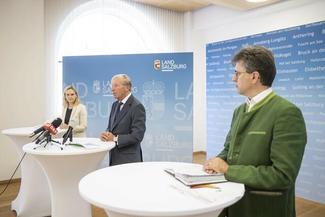 Uta Hoppe, Landeshauptmann Wilfried Haslauer, Leiter Katastrophenschutz des Landes Markus Kurcz (v.l.). | Foto: Land Salzburg / Neumayr – Leopold