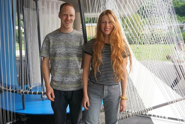 Die Gewinner:innen des Wettbewerbs, die Architekturstudierenden Valentin Fick und Maja Link vom Institut für experimentelle Architektur vor ihrem Projektmodell. 


 | Foto: PHT