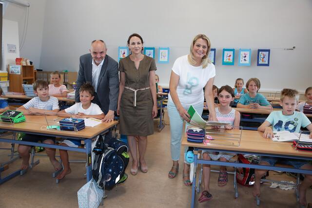 Zogen Bilanz: Bildungslandesrätin Daniela Winkler und Bildungsdirektor Heinz Josef Zitz mit der der Direktorin der Volksschule Weiden, Heidelinde Mahr, EBd und Schülerinnen und Schüler der VS Weiden am See  | Foto: LMS
