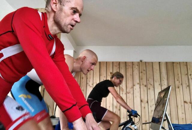 Moran Vermeulen (Mitte) mit seinen Eltern Dorien und Vincent bei einer gemeinsamen virtuellen Radtour | Foto: Vermeulen