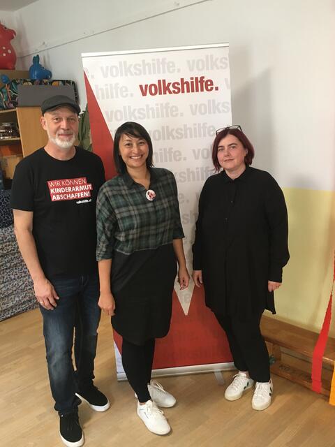 Erich Fenninger, Jasmin Chansri (beide Volkshilfe) und Birgit Prieglhofer, die Leiterin der Kinderbetreuungseinrichtung Mosaik in Linz. | Foto: Volkshilfe OÖ