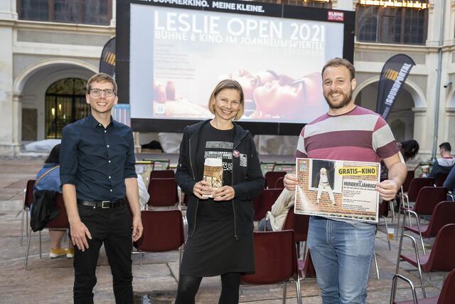 Vor dem Filmstart: Pflegestadtrat Robert Krotzer (KPÖ), Karin Schuster (Initiatorin des Projekts Pflegestützpunkt 2.0) und Organisator Christopher Fröch.
 | Foto: KK