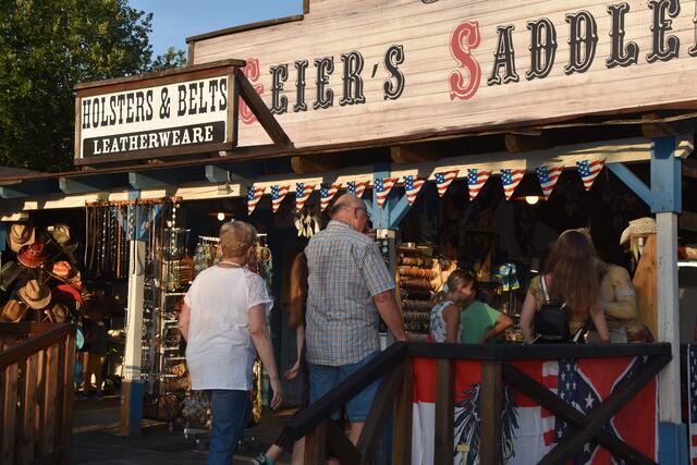 Großpetersdorf: Westernstadt Lucky Town eröffnete mit Musik und ...