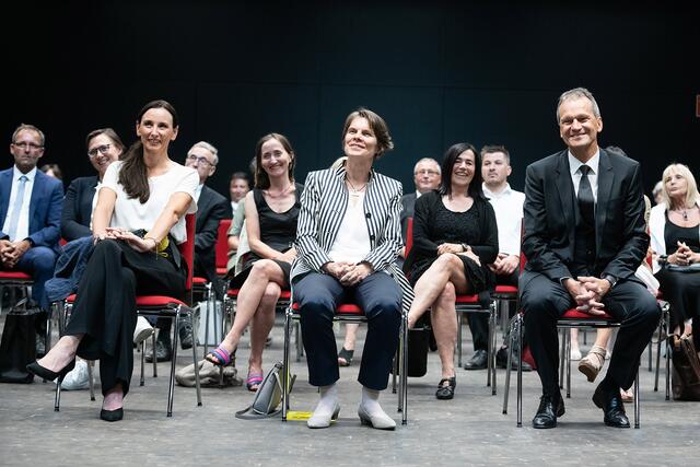 Die Akademische Feier im großen Hörsaal der Pädagogischen Hochschule Tirol (PHT) konnte nun – unter Einhaltung des Sicherheitskonzepts – wieder in Präsenz stattfinden. V.l.n.r.: Institutsleiterin Claudia Haas, Vizerektorin Elfriede Alber, Rektor Thomas Schöpf. | Foto: PHT