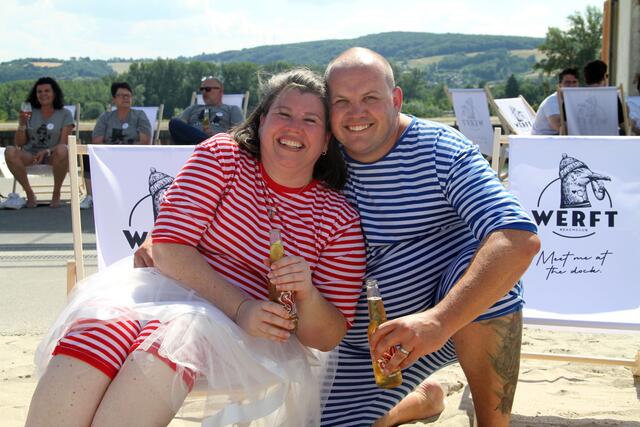 Bettina und Gerhard reisten im großen Partybus an. | Foto: Friedrich Doppelmair