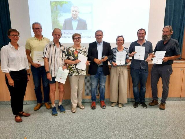 Sabine Promberger (ganz links) und Thomas Pfaffenhuemer (4. von rechts) im Kreise der geehrten Mitglieder. | Foto: SPÖ