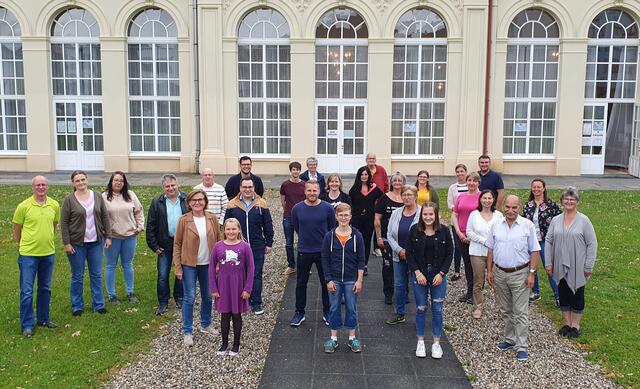 Ein Teil der Mitarbeiter der Gmünder Teststraße (von links): Dietmar Geist, Daniela Korbel, Nina Windtner, Stadtamtsdirektor Horst Weilguni, Bürgermeisterin Helga Rosenmayer, Erika Korbel, Ernst Cizek, Johannes Zemansky, Daniel Gattringer, Gerald Katzenschlager, René Stürczer, Andrea Stoiffel, Andrea Fillek, Barbara Bozek, Silvia Rott, Helmut Rosenmayer, Elke Preissl, Ingrid Winkler, Alexandra Dumser, Klara Zahradka, Sandra Neubauer, Swetlana Leitner, Klaus Rosenmayer, Gabriele Hornyik, Vizebürgermeister Hubert Hauer, Sandra Bichler und Renate Pani. | Foto:  Foto: Stadtgemeinde Gmünd/Harald Winkler