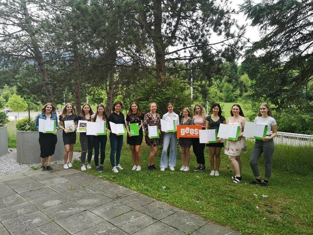 Stolz präsentieren die 13 angehenden TEH-Praktikerinnen ihre Basiszertifikate   Foto: Birgit Kubalek
