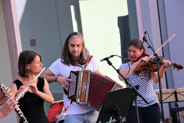 Theresia Wille/Querflöte, Daniel Kukovetz und Edith Zimmermann/Bratsche zeigten, zu welchen Tönen ihre Instrumente fähig sind. | Foto: Edith Ertl