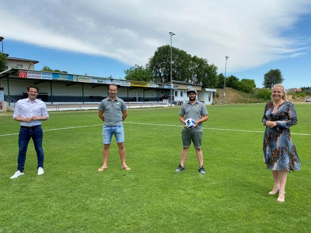 Am Sportplatz Antau (v.l.n.r.): Abgeordneter zum Nationalrat Christoph Zarits, Obmann Karl Gerdenich, Obmann Michael Gold und Landtagsabgeordnete Julia Wagentristl. | Foto: VP BGLD