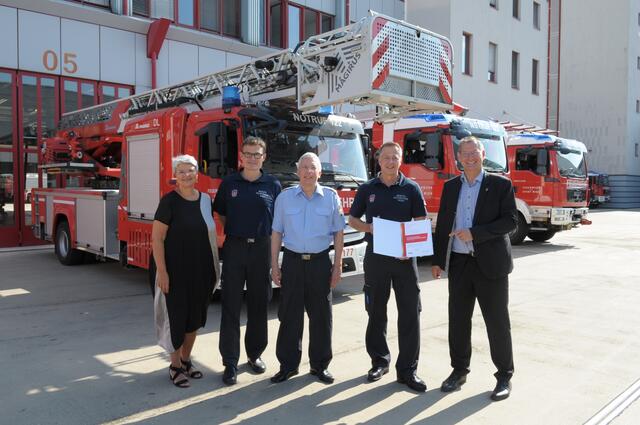 Hillinger (Mitte) freute sich, dass der Daseinsvorsorgepreis an die Wiener Berufsfeuerwehr ging. | Foto: BV21