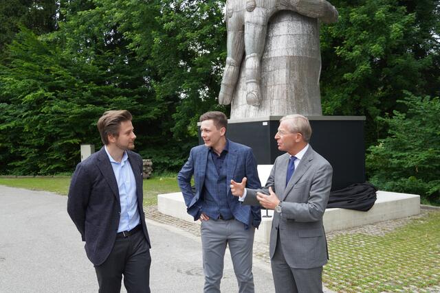 Regisseur und Filmemacher Daniel Ronacher (SolidShot) aus Grödig, Martin Rehrl, Metallart-Künstler aus Golling und Landeshauptmann Wilfried Haslauer.