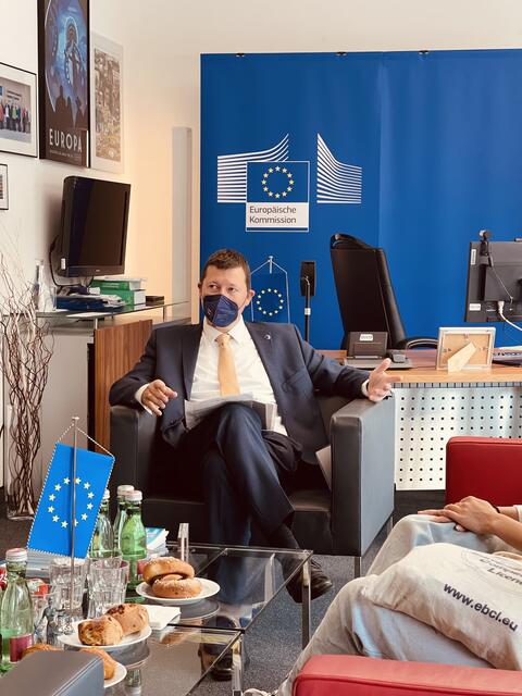 Martin Selmayr im Gespräch mit den Schülerinnen aus der Josefstadt.