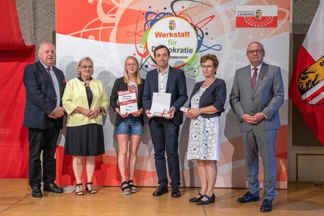 Zweiter Landtagspräsident Adalbert Cramer, dritte Landtagspräsidentin Gerda Weichsler-Hauer, Schülerin Jana Lackner, Lehrer Thomas Haselgruber, Lehrerin Monika Köstner, erster Landtagspräsident Wolfgang Stanek (v.l.).