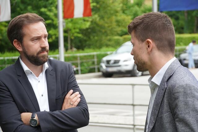 Landesrat Stefan Schnöll (li.) mit Stefan Rehrl (Dreikant), Bruder des Künstlers. 
