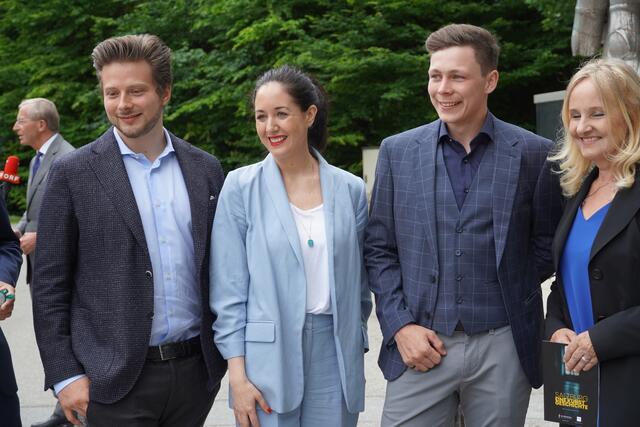 Regisseur und Filmemacher Daniel Ronacher (SolidShot) aus Grödig, Julia Ganglbauer vom Hauptsponsor Biogena, Martin Rehrl, Metallart-Künstler aus Golling und Eva Weissenbacher von der Kunsthilfe Salzburg (v.l.)