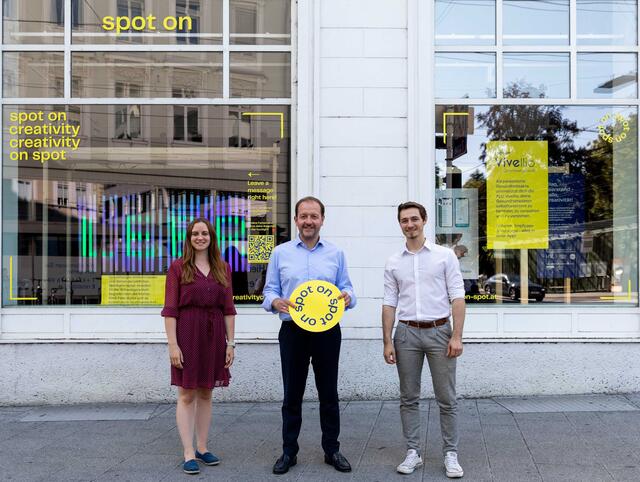 Vizebürgermeister Bernhard Baier (ÖVP) mit den innovativen Jungunternehmern Etienne Fröschl-Koo, Co-Founderin von Sumisu und Vivellio-Gründer Fabian Lichtenstein.
| Foto: J. Grünwald