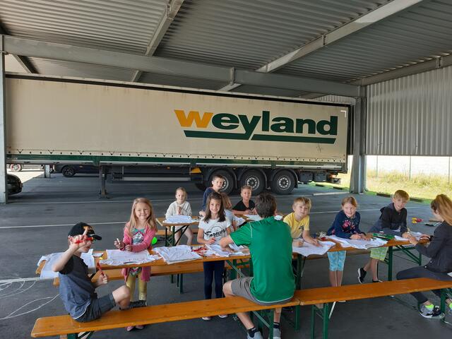 Sommerbetreuung im "Willi"-Club: Das Maskottchen wurde von Mitarbeiterkindern selbst benannt und hält das ganze Jahr Kontakt. | Foto: Weyland