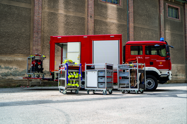 Ein Großteil des Einsatzequipments der Feuerwehr lagert auf verschiedenen Rollcontainern und wird je nach Bedarf beladen.