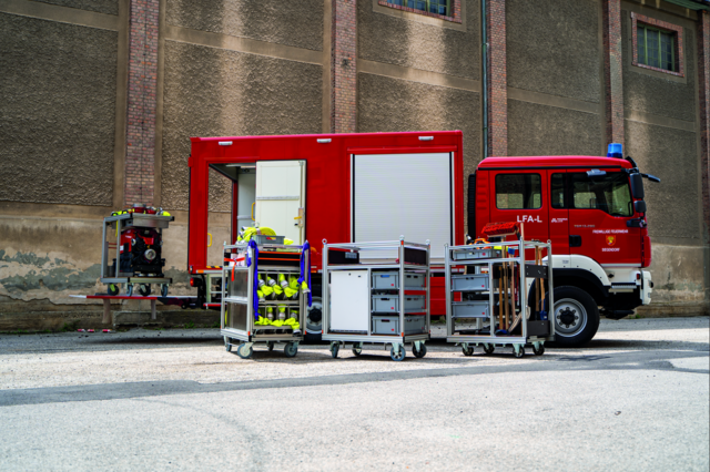 Ein Großteil des Einsatzequipments der Feuerwehr lagert auf verschiedenen Rollcontainern und wird je nach Bedarf beladen. | Foto: Gsellmann