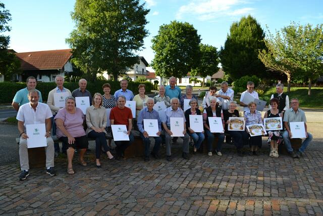 Organisatorin Aloisia Treichler (vorne, 2.v.l.) u.a. mit Johann Schweigler (vorne, l.), LAbg. Julia Majcan (vorne, 3.v.l.) und den Geehrten.  | Foto: Klaus Suppan 