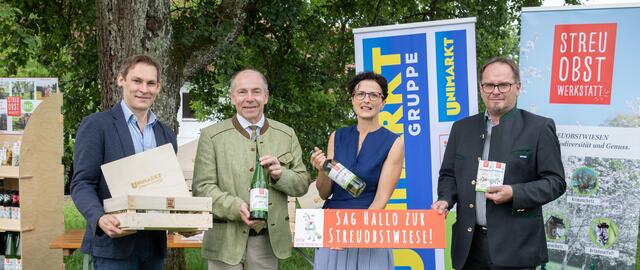 Von links: Andreas Panhuber (Streuobstwerkstatt), Landesrat Max Hiegelsberger, Eva Eder und Robert Knöbl (Unimarkt-Gruppe). | Foto: Land OÖ/Vanessa Ehrengruber