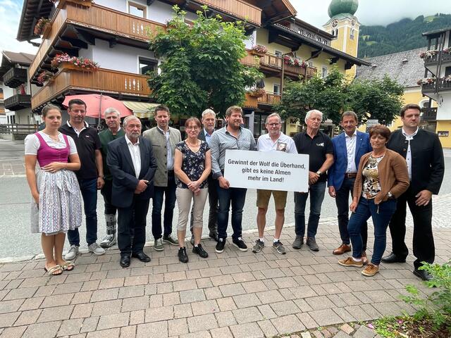 "Gemeinsam gegen den Wolf" lautet das Motto im Brixental. | Foto: Johanna Schweinester