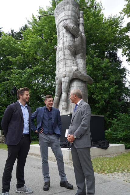 Martin Rehrl, Metallart-Künstler aus Golling (re.) mit  Regisseur und Filmemacher Daniel Ronacher (SolidShot) aus Grödig. Statue im Hintergrund