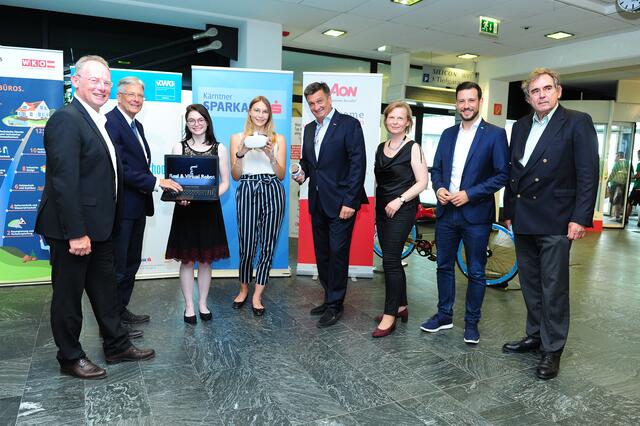 Christoph Aste (Fachgruppenobmann Ingenieurbüros Kärnten), LH Peter Kaiser, die Gewinner Hanna Schludermann und Elisabeth Wadler von der HTL Wolfsberg, WK-Präsident Jürgen Mandl, Christiana Zenkl (Infineon), LR Sebastian Schuschnig, Johann Krainer (Vorstand Privatstiftung Kärntner Sparkasse)  | Foto: Marion Lobitzer