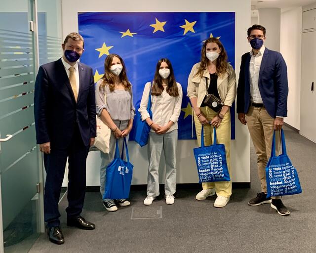 EU-Botschafter Martin Selmayr (l.) mit den Gewinnerinnen des ersten Josefstädter Europa-Contests und EU-Beauftragten des 8. Bezirks, Florian Wunsch.