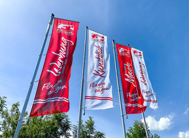Die Powerflag besteht zu 100 Prozent aus recycelten Plastik-Falschen.
 | Foto: Fahnengärtner